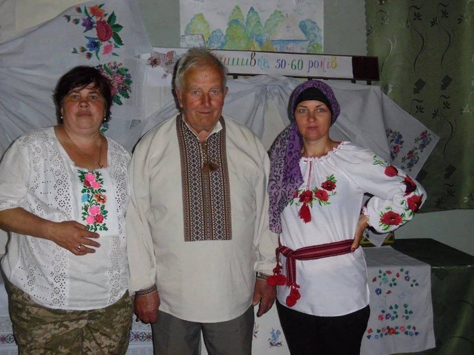 До флешмобу доєднався голова ветеранської організації с. Пасат Станіслав Дабіжа з сілським старостою Людмилою Пилипенко та кульпрацівником Світланою Сівак