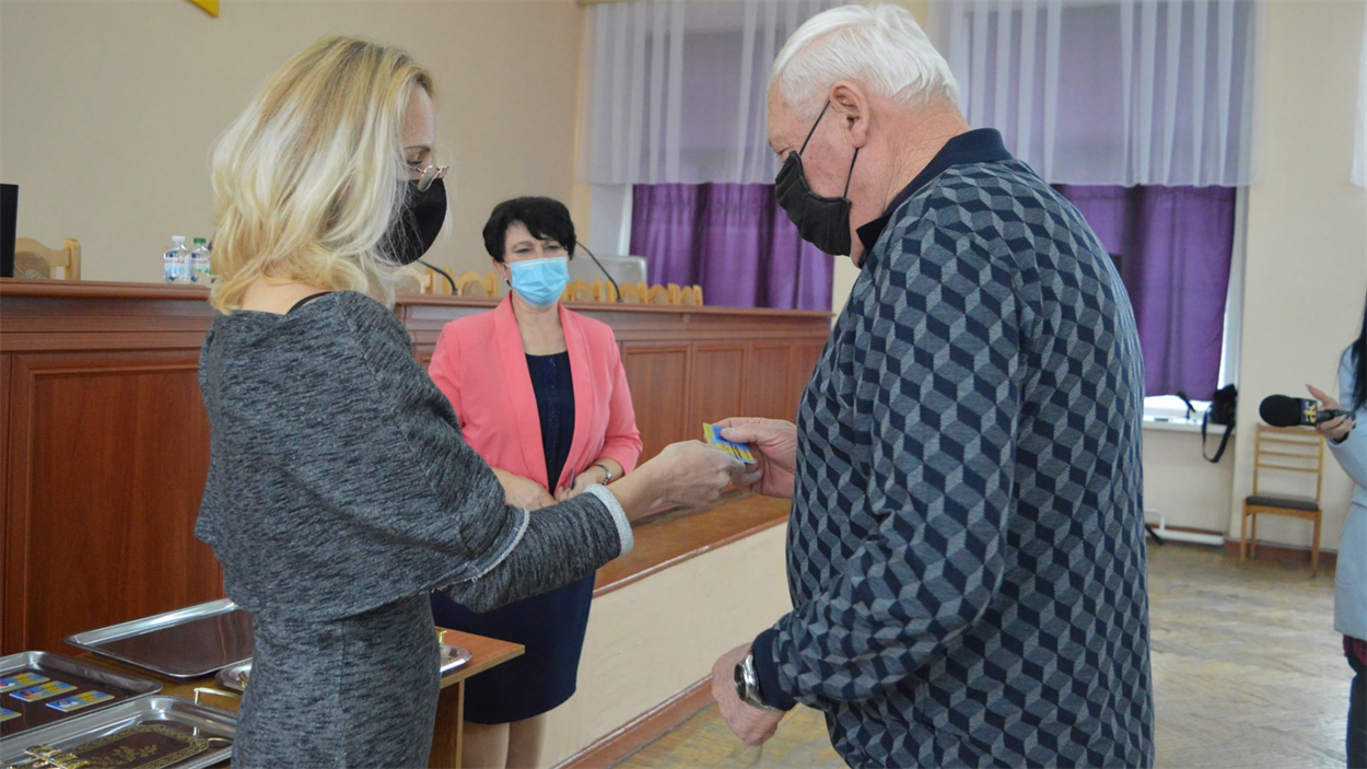 Посвідчення та депутатський значок отримує найстарший депутат міської ради Віталій Радзилевич