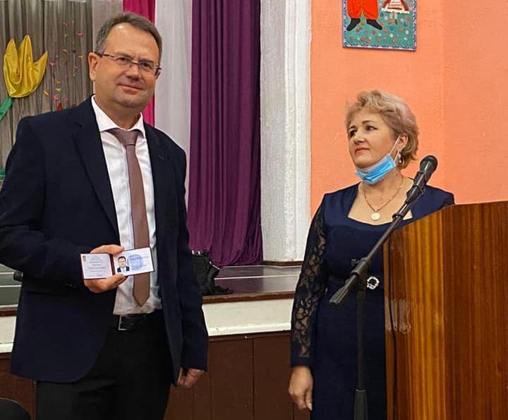 Голова ТВК Тетяна Мальована вручила посвідчення голові Піщанської ОТГ Олексію Пантілєєву